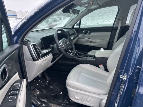 Used 2025 Kia Sorento S image 5