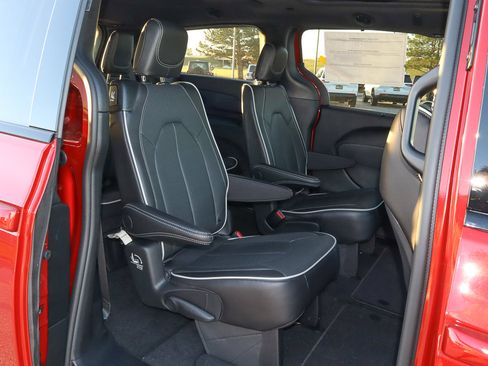 New 2026 Chrysler Pacifica Limited w/ S Appearance Package image 26