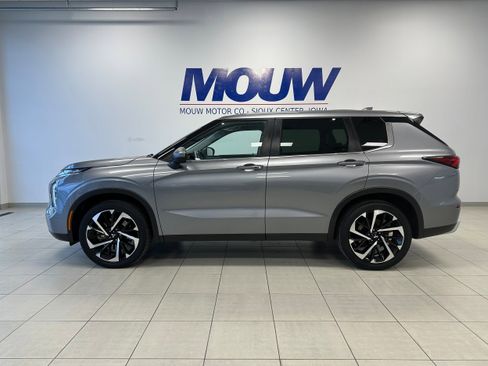 Used 2022 Mitsubishi Outlander SE image 1