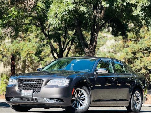 Used 2016 Chrysler 300 C image 1