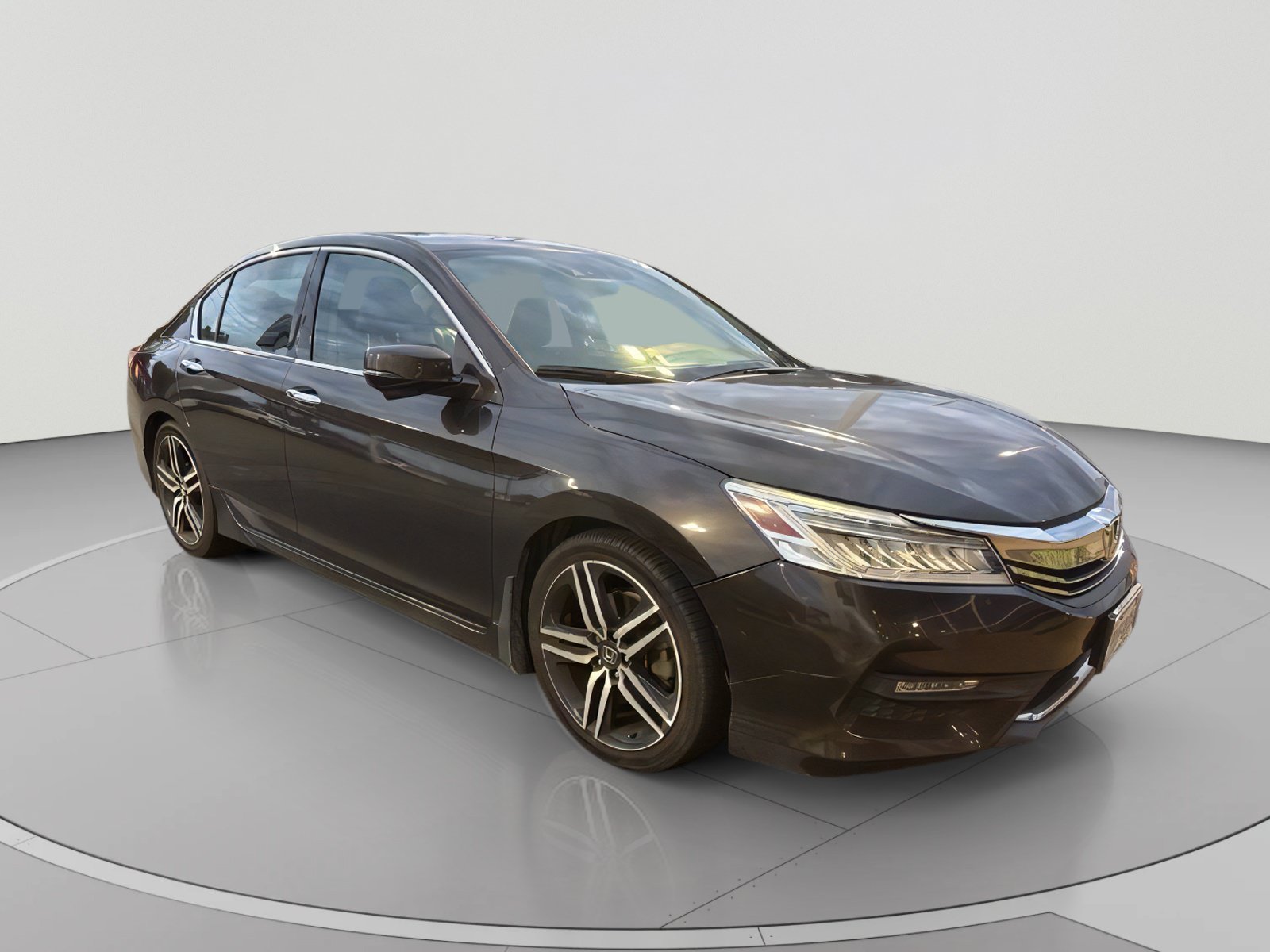 Used 2017 Honda Accord Touring image 2