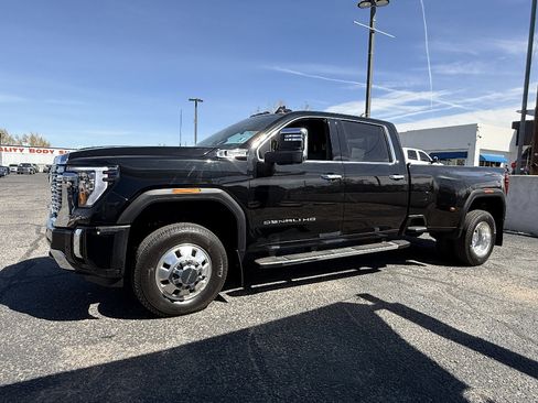 Used 2025 GMC Sierra 3500 Denali w/ Denali Reserve Package image 9