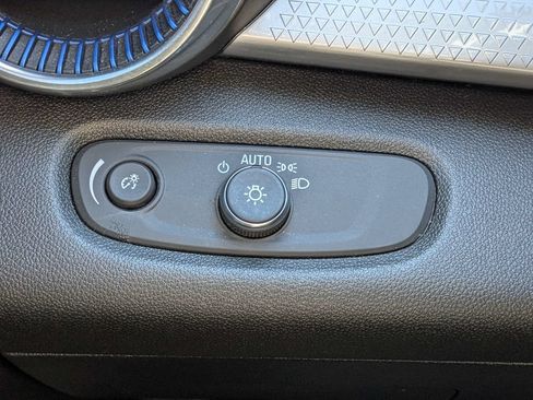 Used 2025 Chevrolet Trax LT FWD image 21