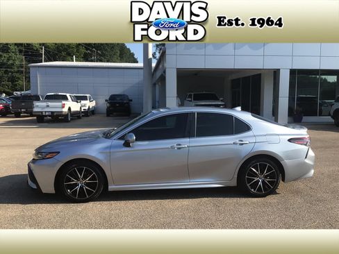 Used 2023 Toyota Camry SE FWD image 4