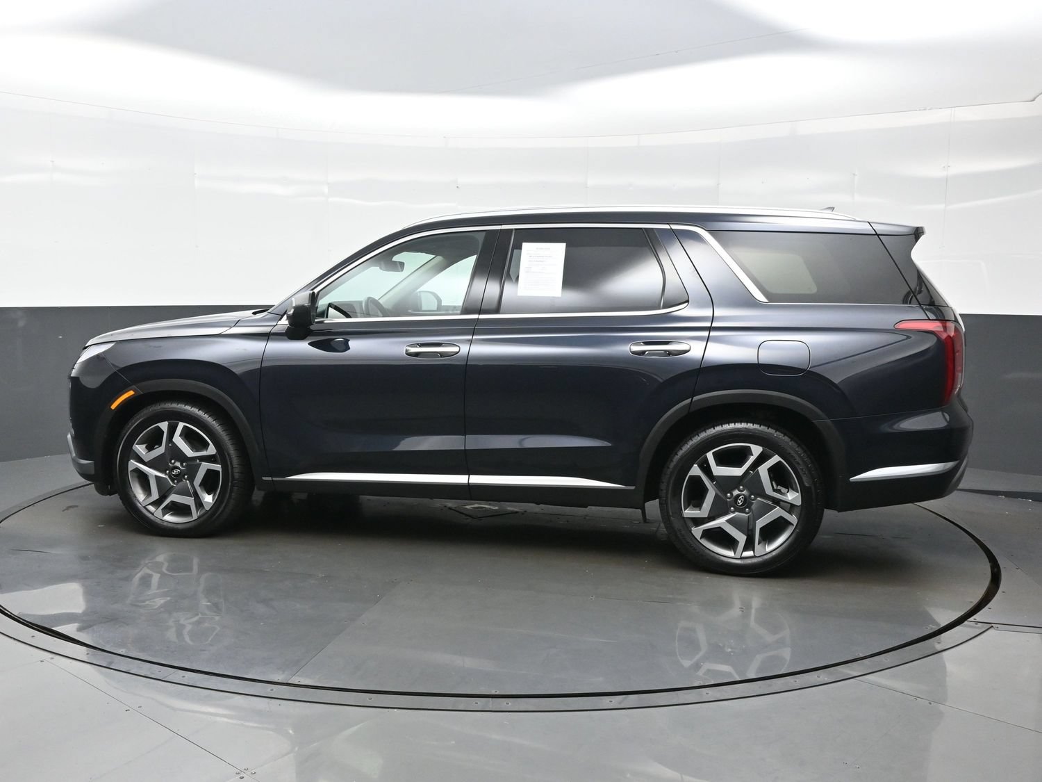 Certified 2023 Hyundai Palisade Limited w/ Cargo Package AWD/4WD image 3