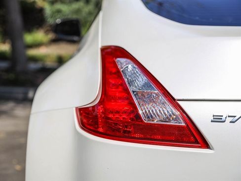 Used 2010 Nissan 370Z Coupe RWD image 10