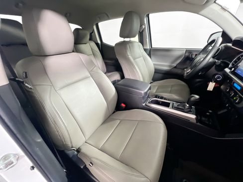 Used 2022 Toyota Tacoma SR5 w/ Technology Package image 30