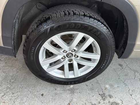 Used 2016 Toyota Highlander LE FWD image 46