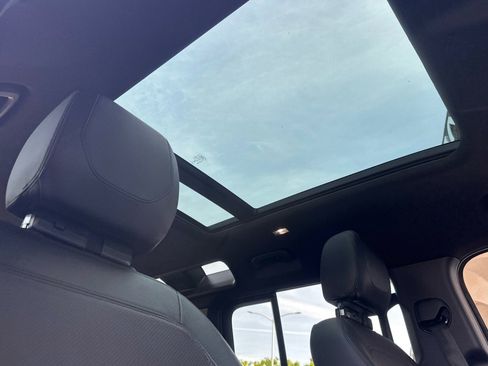 Used 2023 Land Rover Defender 110 SE image 25