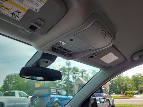 Used 2023 Chevrolet Equinox LT image 30