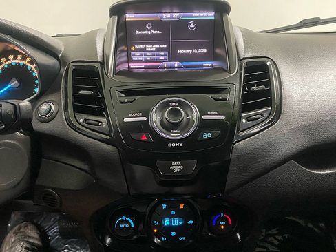 Used 2014 Ford Fiesta Titanium image 19