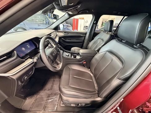 Used 2025 Jeep Grand Cherokee Limited AWD/4WD image 12