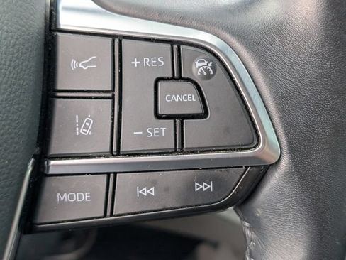 Used 2020 Toyota Highlander XLE FWD image 22