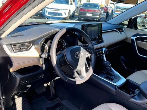 Used 2022 Toyota RAV4 XLE Premium image 17