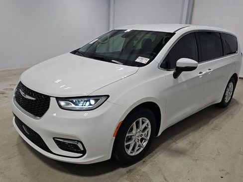 Used 2023 Chrysler Pacifica Touring-L image 1