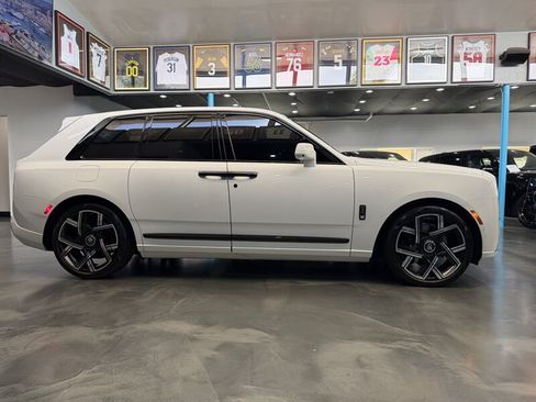 Used 2025 Rolls-Royce Cullinan Black Badge AWD/4WD image 4