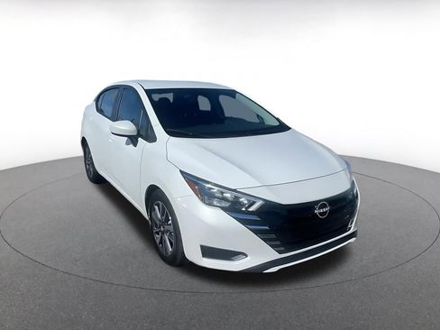 Used 2025 Nissan Versa SV image 3