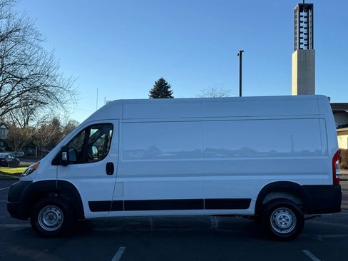 Used 2020 RAM ProMaster 2500 w/ Premium Appearance Group image 2