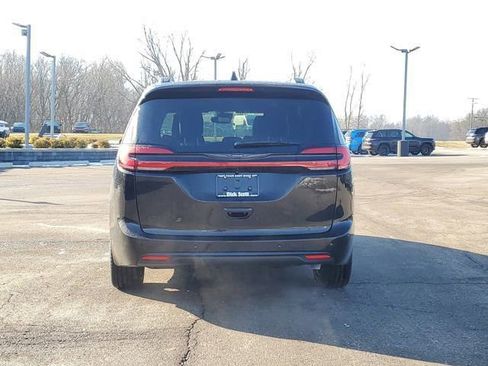 New 2026 Chrysler Pacifica Select AWD/4WD image 6