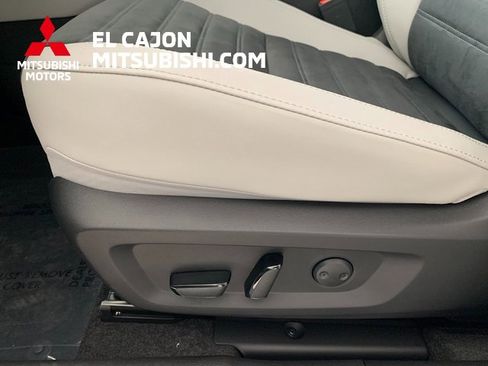 New 2025 Mitsubishi Outlander SE image 16