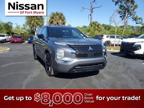 Used 2022 Mitsubishi Outlander SE image 1