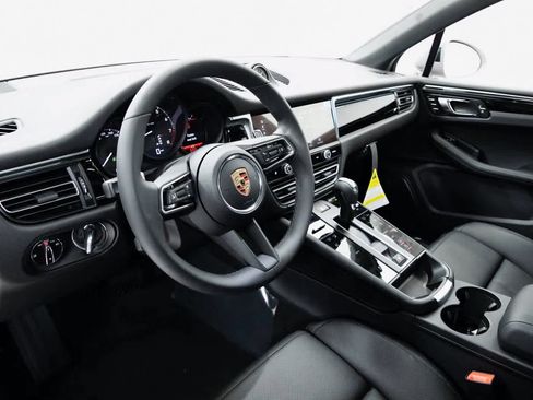 Certified 2025 Porsche Macan image 4