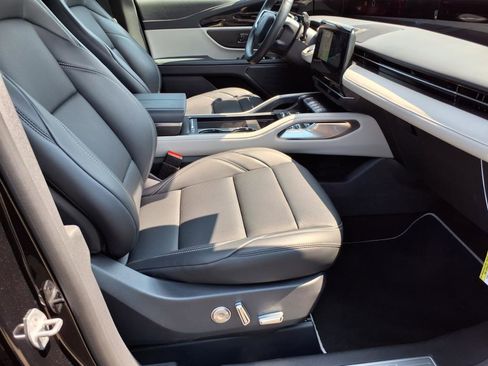 Used 2025 Lincoln Nautilus Premier image 9