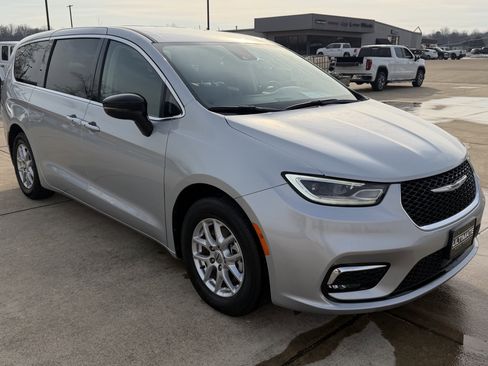 Used 2024 Chrysler Pacifica Touring-L image 10