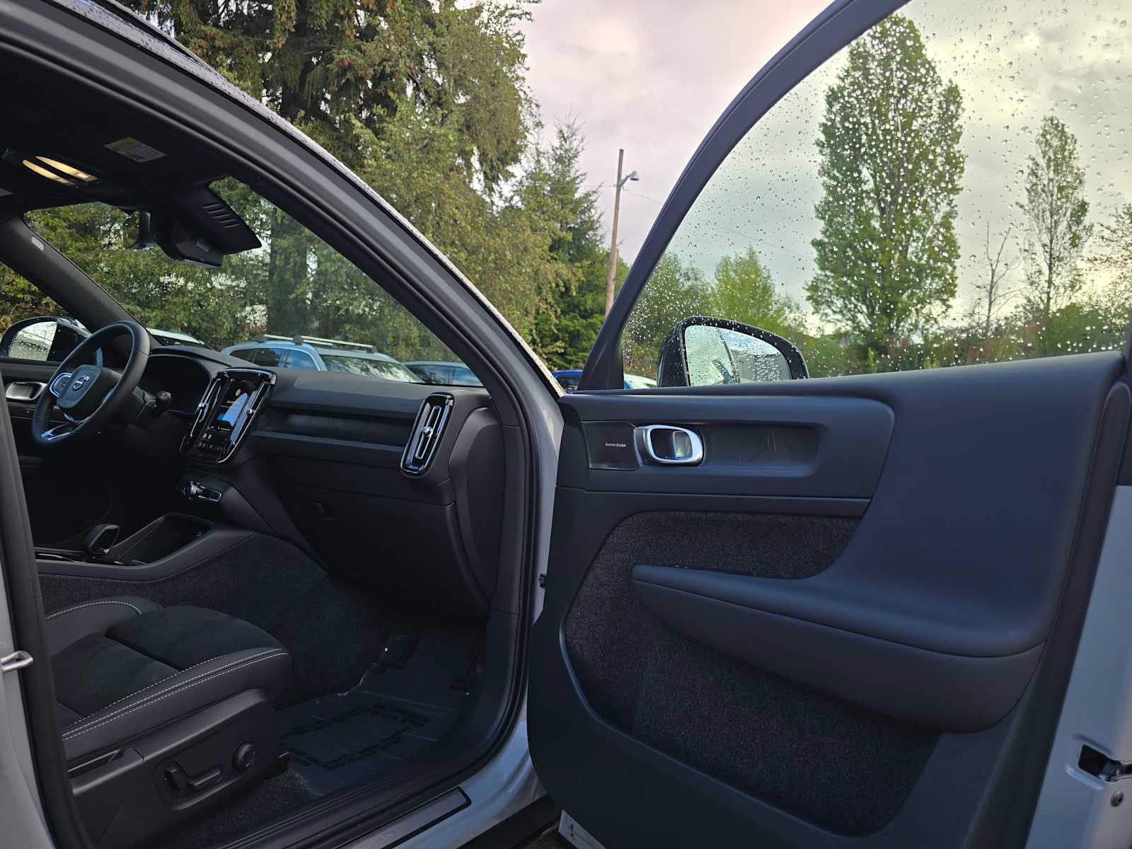 Certified 2024 Volvo XC40 Recharge Ultimate w/ Protection Package Premier AWD/4WD image 12