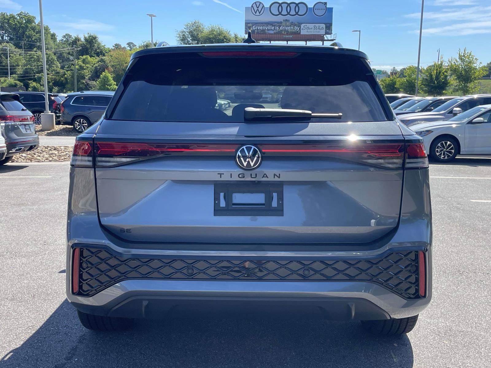 New 2026 Volkswagen Tiguan SE R-Line FWD image 6