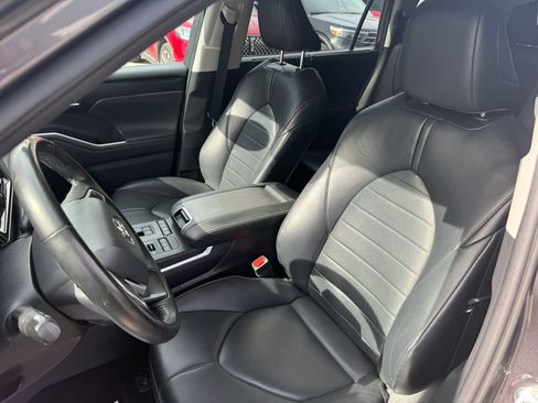 Used 2022 Toyota Highlander XLE AWD/4WD image 18