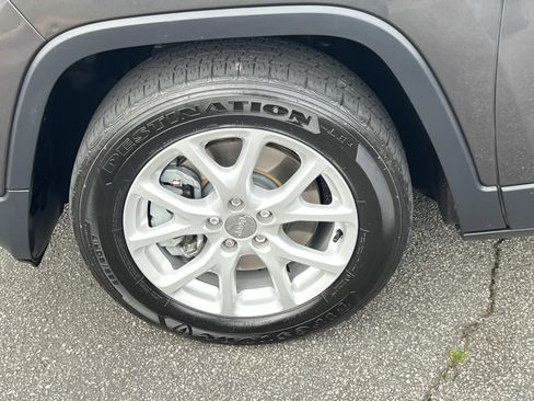 Used 2015 Jeep Cherokee Latitude w/ Comfort/Convenience Group image 11