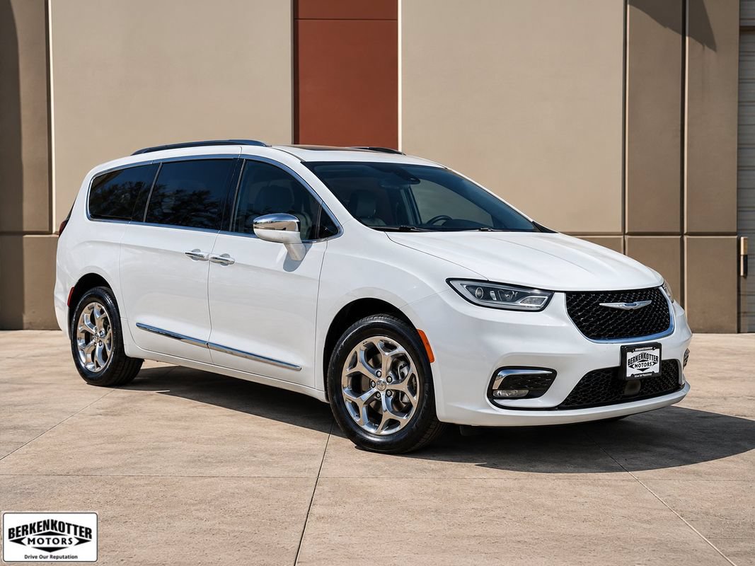 Used 2021 Chrysler Pacifica Limited AWD/4WD image 1