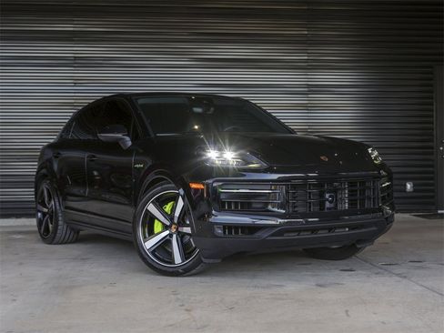 Certified 2025 Porsche Cayenne E-Hybrid Coupe image 9