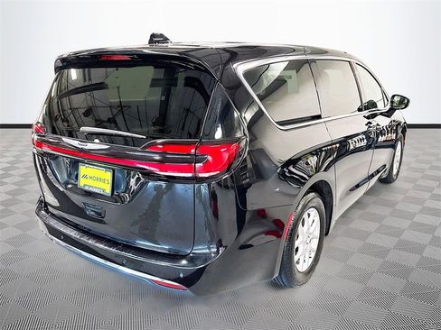 Used 2024 Chrysler Pacifica Touring-L image 4