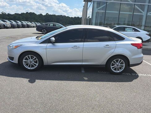 Used 2018 Ford Focus SE FWD image 2