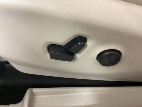 Used 2020 Chrysler Pacifica Touring-L image 13