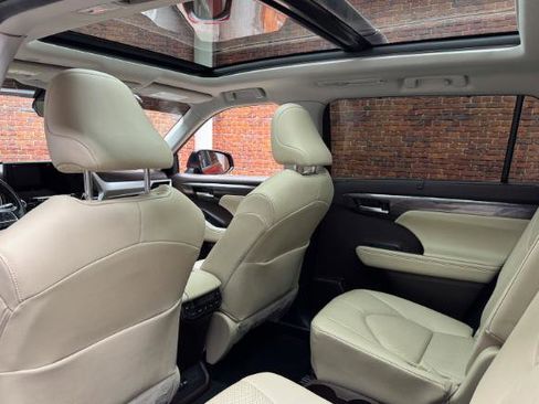 Used 2021 Toyota Highlander Platinum image 22