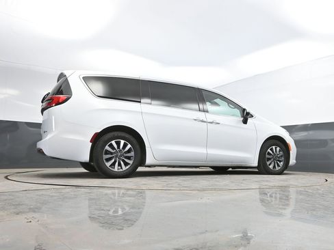 Used 2023 Chrysler Pacifica Touring-L FWD image 38