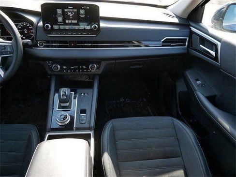 Used 2025 Mitsubishi Outlander SE image 12