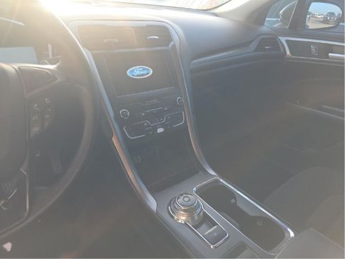 Used 2019 Ford Fusion SE FWD image 6