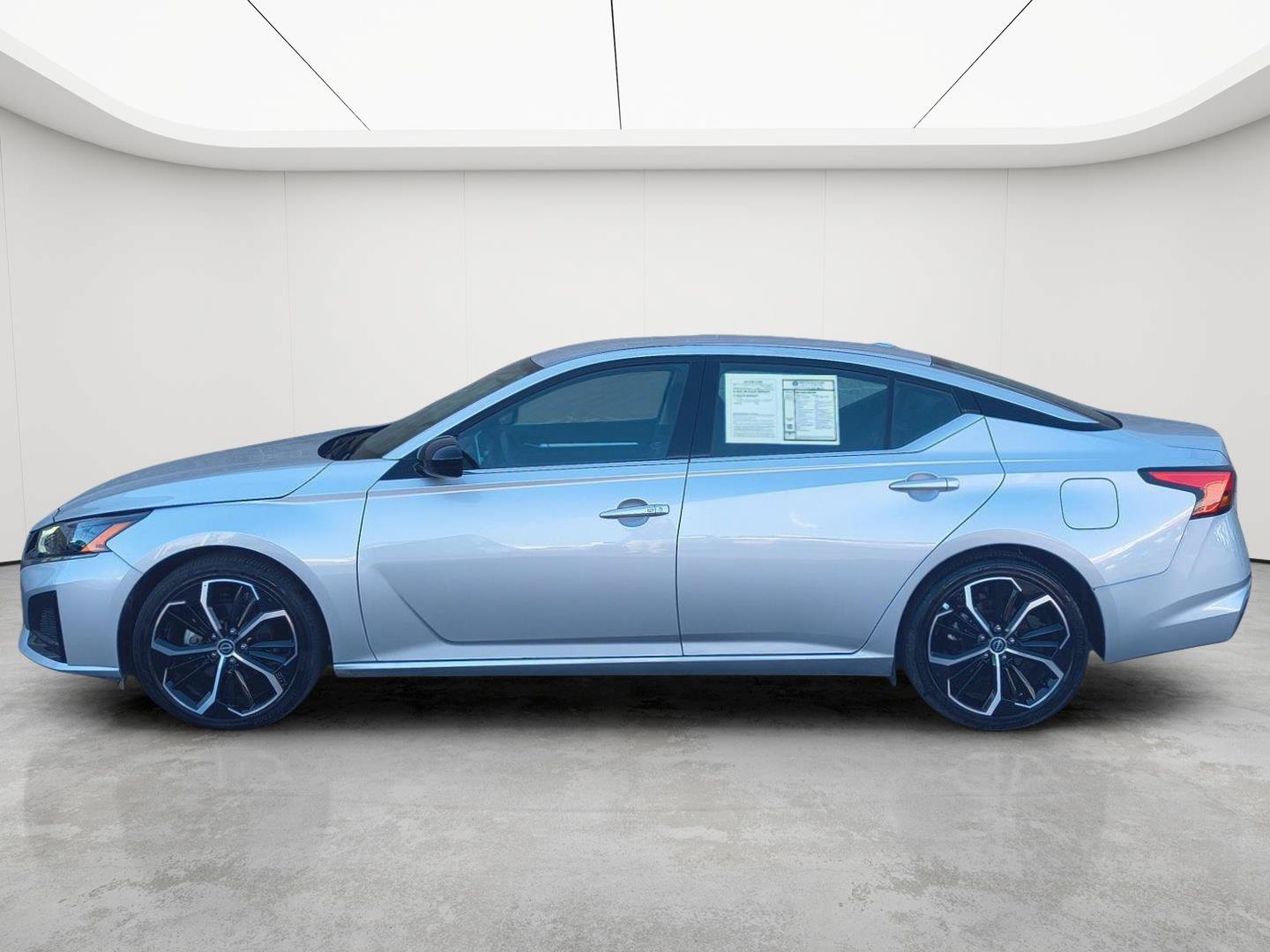 Used 2025 Nissan Altima 2.5 SR FWD image 31