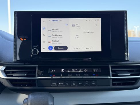 Used 2025 Toyota Sienna LE w/ LE Plus Package image 3