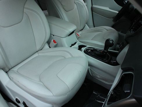 Used 2020 Jeep Cherokee Limited image 37