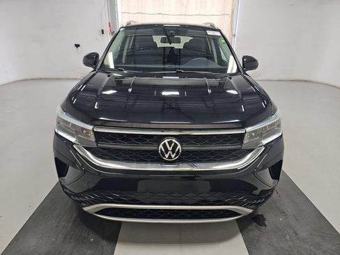 Used 2022 Volkswagen Taos SE FWD image 2