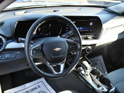 Used 2025 Chevrolet Trax LT w/ LT Convenience Package image 14