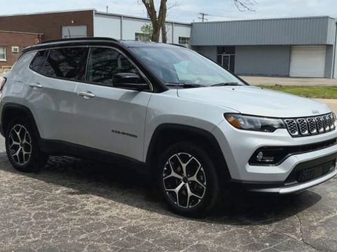 Used 2025 Jeep Compass Limited AWD/4WD image 2
