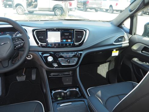 New 2026 Chrysler Pacifica Limited w/ Uconnect Theater Family Group image 21