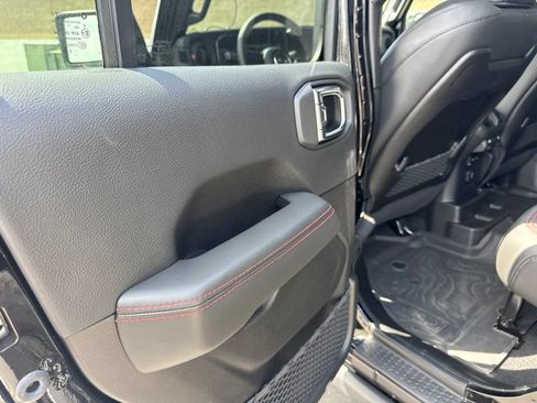 Used 2025 Jeep Wrangler Unlimited Rubicon AWD/4WD image 16
