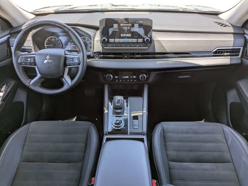 Used 2024 Mitsubishi Outlander SE Black Edition FWD image 17